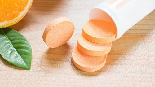Viên uống bổ sung vitamin C và các loại vitamin khác. Thị trường có nhiều viên uống bổ sung vitamin. Trong số đó, nhiều người tự ý bổ sung vitamin C cho mục đích làm đẹp da, tăng cường sức đề kháng. Cách làm này khiến những viên uống bổ sung vitamin tưởng tốt, không ngờ gây tiền mất tật mang. (Ảnh minh họa)