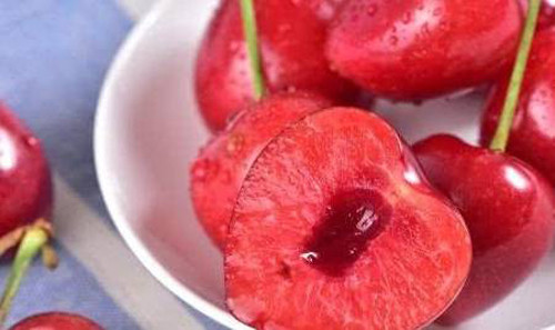 Nghiên cứu chỉ ra, mỗi ngày một người trưởng thành khỏe mạnh cần khoảng 100mg vitamin C. Nạp quá nhiều vitamin C, cơ thể sẽ bài tiết qua nước tiểu. Bên cạnh đó, các loại rau củ như cam, kiwi, bưởi và chanh... thường chứa lượng lớn vitamin C, có thể đáp ứng nhu cầu hàng ngày. (Ảnh: Sohu)