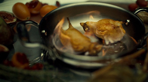 Từ xưa, quý tộc, học giả Châu Âu đã ý thức được Ampelopoulia là một món ăn tội lỗi và độc ác. Dù vậy, họ không thể chống được sự cám dỗ từ những chú chim béo núc, vàng ươm dậy mùi.