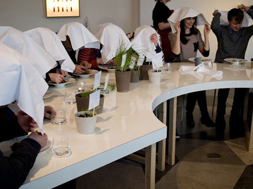 Quá trình ăn, thực khách sẽ dùng 1 chiếc khăn trắng trùm đầu. Ban đầu, chiếc khăn này nhằm mục đích che chắn cảnh thô tục, giúp người ăn không cảm thấy xấu hổ với người xung quanh.