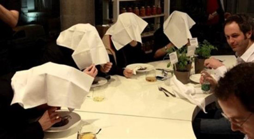 Ngoài ra, chiếc khăn còn có ý nghĩa che đậy cảm giác tội lỗi khi ăn một con vật nhỏ bé, vô hại, tránh được “ánh mắt phán xét của Chúa”. Về sau, việc trùm khăn khi ăn được xem như một nghi lễ và nó có bản chất là tăng sự cầu kỳ và xa xỉ cho món ăn hơn là lý do ban đầu.