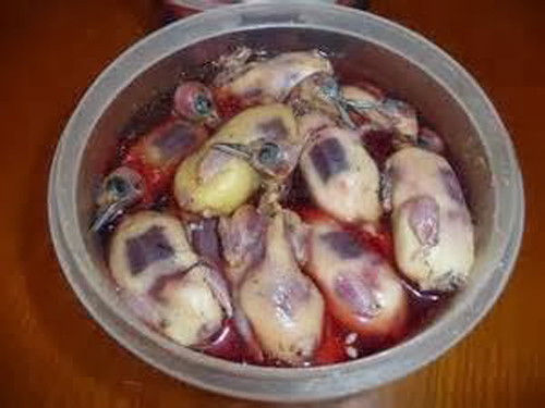 Trước khi được tẩm ướp gia vị và nướng nguyên con, phần lông của chim sẽ được rút cẩn thận để những chất béo tốt nhất không bị thoát ra ngoài. Tiếp đó, chim sẻ sẽ được nhỏ giọt hoặc dìm trong rượu vang Armagnac.