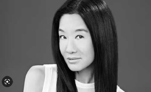 Để chống nắng, Vera Wang không dùng các sản phẩm có độ SPF quá cao, chỉ ở mức 30 song có công dụng dưỡng ẩm. Bà cũng có thói quen đeo kính râm để bảo vệ mắt và làn da quanh mắt khỏi những tia có hại từ điện thoại, máy tính, ti vi và ánh mặt trời.