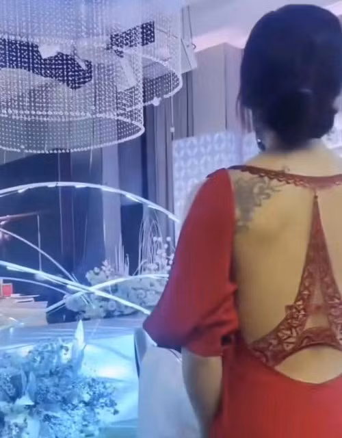 Sau khi hình ảnh cô dâu mặc hở trong đám cưới được đăng tải, bên cạnh lời khen cô dâu có ngoại hình đẹp, bộ đồ tôn dáng, nhiều người thể hiện thái độ không đồng tình với cách lên đồ này.