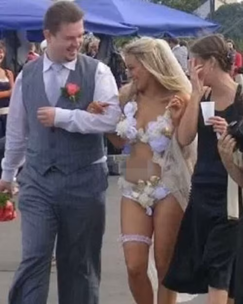 Thậm chí, có cô dâu còn “mạnh dạn” mặc váy cưới kiểu bikini trong ngày trọng đại của mình. Sự lố bịch quá mức khiến nhiều người chê nhiều hơn là tán dương cho sự sáng tạo.