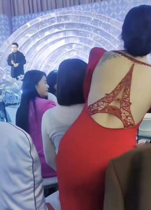 Tuy nhiên, điều khiến hầu hết khách mời quay lại nhìn không phải vì cô dâu quá xinh đẹp mà bởi khoảng hở lớn sau lưng. Sở hữu tấm thân nõn nà, cô dâu sẵn sàng để lộ gần như toàn bộ vùng lưng. Phần ren sau áo gần như không có tác dụng che chắn.