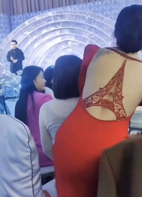 Tuy nhiên, điều khiến hầu hết khách mời quay lại nhìn không phải vì cô dâu quá xinh đẹp mà bởi khoảng hở lớn sau lưng. Sở hữu tấm thân nõn nà, cô dâu sẵn sàng để lộ gần như toàn bộ vùng lưng. Phần ren sau áo gần như không có tác dụng che chắn.