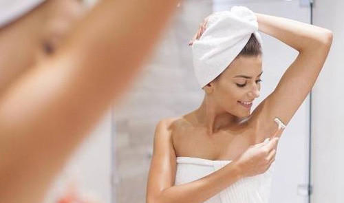 Vậy nhưng, lông nách rậm rập là một “kênh” phản ánh sức khỏe. Lông nách cũng có vai trò quan trọng với cơ thể. Theo đó, lông nách giúp chúng ta đổ mồ hôi điều hòa nhiệt độ, có tác dụng giải độc nhất định với những người da nhiều mồ hôi.