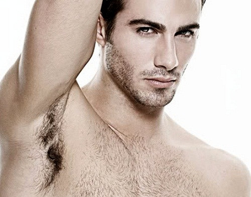 Lông nách còn được coi là “lá chắn” giảm bớt ma sát giữa các vùng da ở nách, rất có lợi cho việc bảo vệ vùng da dưới cánh tay, giúp mọi người thoải mái hơn khi vận động. Đặc biệt, nách là nơi nhiều bạch huyết đi qua. Sự bảo vệ của lông nách góp phần ngăn ngừa tình trạng bạch huyết bị viêm nhiễm.