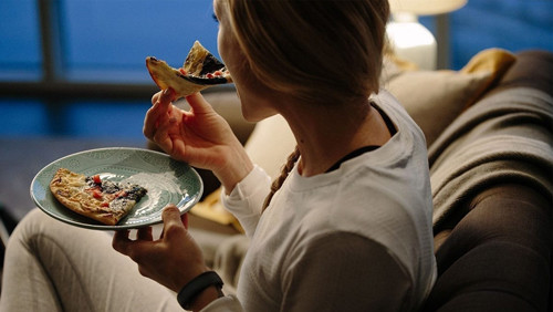 Mặc dù phù hợp với thời gian làm việc song cách ăn như vậy không có lợi cho sức khỏe dạ dày. Ăn quá nhiều trong 1 bữa khiến dạ dày co giãn theo, ngày càng phình to khiến bạn ăn không thấy no, lâu ngày sẽ gây ra viêm tụy.