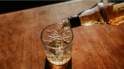 Uống rượu. Nghiên cứu chỉ ra, sử dụng hơn 100ml đồ uống có nồng độ cồn trên 20 có thể trực tiếp làm tổn thương hàng rào niêm mạc dạ dày, gây sung huyết, phù nề, xói mòn, thậm chí là chảy máu dạ dày.