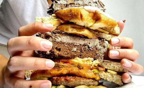 Ăn uống thất thường. Công việc bận rộn khiến nhiều người có thói quen ăn uống thất thường, bữa ăn bữa nhịn. Điều này hết sức nguy hại với sức khỏe dạ dày bởi đây là cơ quan tuân thủ nghiêm ngặt “thời gian biểu”. Ăn uống thất thường ảnh hưởng tiêu cực đến quá trình tiết dịch vị, tăng nguy cơ mắc bệnh dạ dày.