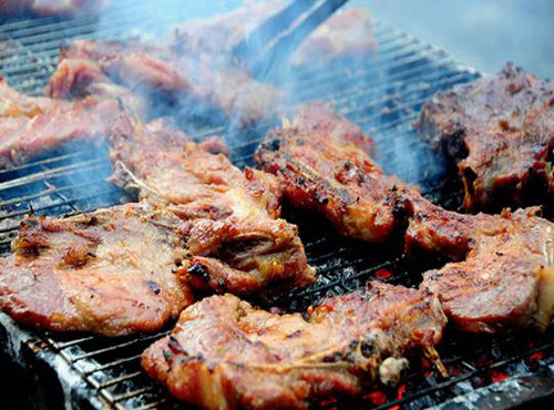 Ăn nhiều đồ nướng. So với các cách chế biến khác, nướng rất được yêu thích bởi mang tới cảm giác ngon miệng. Tuy vậy, bạn không nên ăn quá nhiều đồ nướng. Món ngon này có thể chứa nhiều muối, làm tăng nguy cơ mắc huyết áp cao, tim mạch. Đồng thời, lượng muối còn có thể “uy hiếp” lớp niêm mạc dạ dày, tăng nguy cơ tổn thương dạ dày.