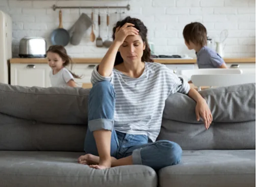 Chóng mặt, nhức đầu, mệt mỏi. Thiếu nước, cơ thể sẽ phản ứng khiến bạn cảm thấy chóng mặt, đau đầu hoặc mệt mỏi. Theo bác sĩ Mitchell Naficy, đây chỉ là cách cơ thể cảnh báo tình trạng cơ thể mất nước, cần bổ sung càng sớm càng tốt. (Ảnh: Shutterstock)