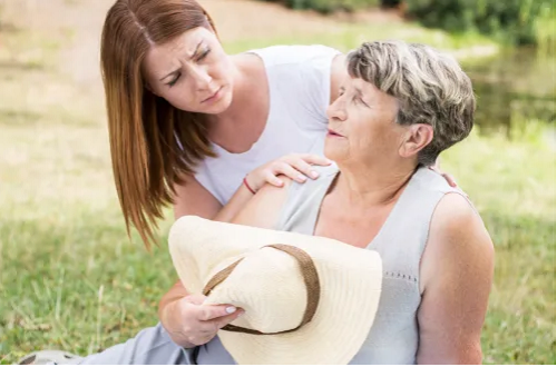 Khi cơ thể mất nước, nó không thể giải phóng nhiệt như trước khiến cơ thể nóng, say nắng. (Ảnh: Shutterstock)