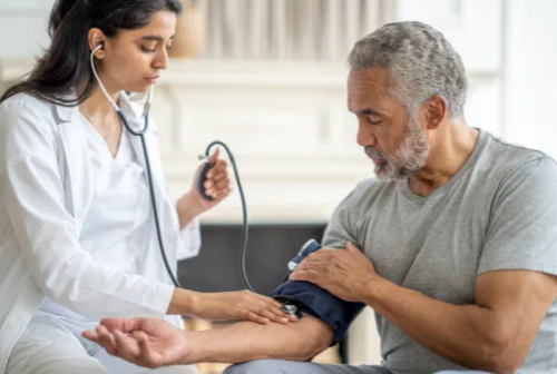 Huyết áp bị ảnh hưởng. Không uống nước trong một ngày cũng có thể dẫn đến giảm thể tích máu hoặc lượng chất lỏng trong mạch máu. Theo chuyên gia, huyết áp ổn định rất quan trọng vì nó cho phép máu của bạn đi đến tất cả các mô và cơ quan trong cơ thể. (Ảnh: Shutterstock)