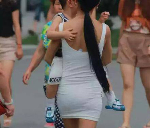 Một trường hợp khác mặc hở đi đón con thu hút sự chú ý. Không những vậy, ăn mặc hở hang khi đón trẻ còn ảnh hưởng tiêu cực đến suy nghĩ của con nhỏ. Theo đó, ăn mặc thiếu chỉn chu khiến con cái quen với việc lên đồ như vậy. Thậm chí, nhiều trẻ còn cho rằng hành động phơi bày cơ thể là bình thường. Trong tương lai, trẻ có thể theo đuổi xu hướng thời trang ảnh hưởng từ bố mẹ.