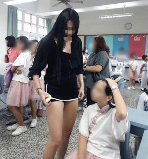 Không khó để phụ huynh biết quy định này bởi nó thường được treo ở những nơi ra vào dễ thấy. Chính vì vậy, phụ huynh nên tự giác chấp hành để đảm bảo tính nghiêm túc của môi trường học tập.