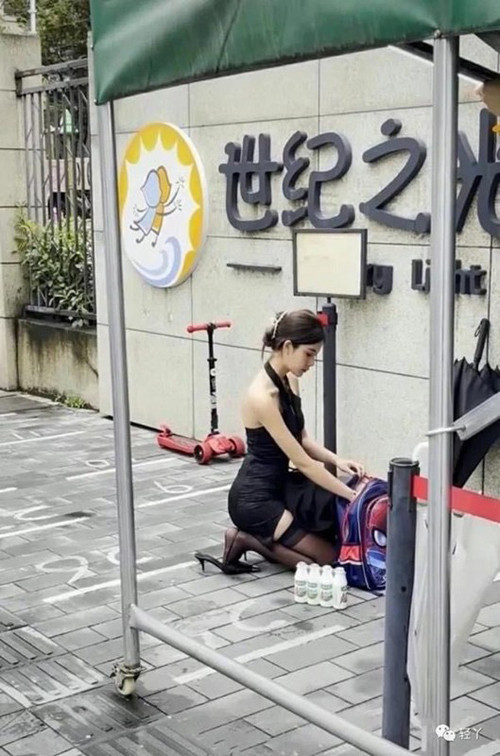 Ngay sau khi hình ảnh được chia sẻ trên mạng xã hội, nhiều người nhận xét cô ăn mặc có phần thiếu tôn trọng người xung quanh.