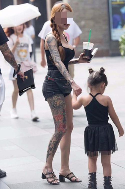 Đến trường đón con, hầu hết phụ huynh ăn mặc lịch sự. Tuy vậy, không ít người lên đồ không phù hợp, quá hở hang, sexy hoặc xuề xòa kém chỉn chu. (Ảnh minh họa)