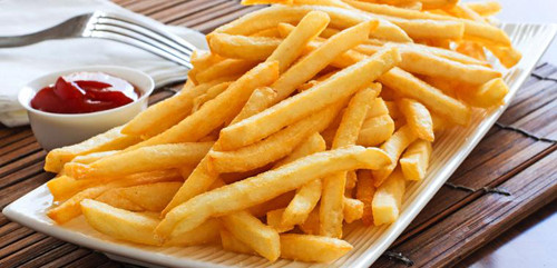 Được biết, thực phẩm như gà rán, khoai tây chiên và các món giàu chất béo khác rất khó tiêu hóa. Chất béo trong thực phẩm làm chậm quá trình tiêu hóa, gây cảm giác đầy hơi và buồn nôn.