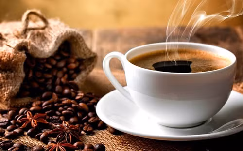 Điều quan trọng là tránh uống đồ chứa caffein vì chúng có thể kích thích ruột kết và gây ra nhu động ruột. Nhiều người coi đồ uống thể thao là giải pháp thay thế các giải pháp bù nước bằng đường uống. Tuy nhiên, Trung tâm Kiểm soát và Phòng ngừa Dịch bệnh Hoa Kỳ khuyên nên thận trọng. Những đồ uống này chứa lượng đường cao, có thể kích thích ruột, làm trầm trọng hơn các triệu chứng ngộ độc.