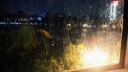 3. Hàm lượng oxy trong không khí giảm. Trời mưa, độ ẩm trong không khí cao, hàm lượng các phân tử nước tăng lên, dẫn đến áp suất không khí giảm và hàm lượng oxy cũng giảm theo. Não không nhận đủ oxy sẽ khiến bạn cảm thấy uể oải và buồn ngủ. Thời điểm này, nằm nghỉ có thể giảm tiêu thụ oxy, giảm cảm giác tức ngực, dễ đi vào giấc ngủ.