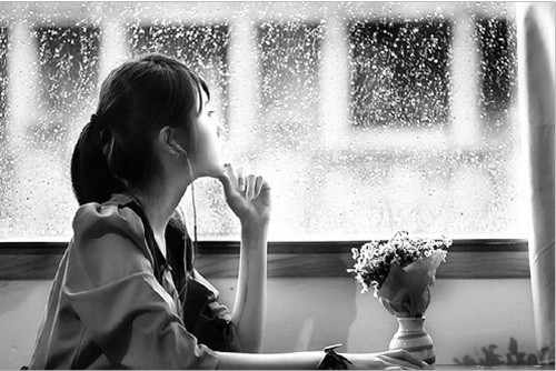 5. Giảm serotonin. Tiếp xúc với ánh nắng mặt trời làm tăng nồng độ chất dẫn truyền thần kinh hưng phấn serotonin, làm tăng quá trình sản xuất serotonin của cơ thể.