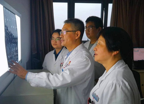 Be trai dau dau hon nua thang, biet nguyen nhan gia dinh nga quy