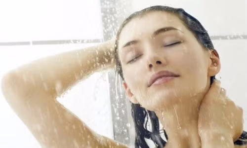 Quan hẹ tình dục duói vòi sen có an toan?