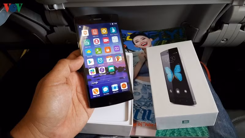 Khi mở hộp điện thoại và bật nguồn Bphone, hiện lên giao diện với các biểu tượng được Bkav tinh chỉnh lại. Bkav cho biết vào ngày mai 24/7, điện thoại sẽ tự động cập nhật phiên bản HĐH BOS mới nhất, giúp cải thiện các hiệu năng khi sử dụng.