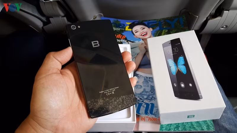 Mặt sau của Bphone, có camera 13 MP kèm đèn flash phía góc trên bên phải, logo chữ B ở giữa và cụm chữ "Designed by Bkav - Made in Vietnam" nằm bên dưới.