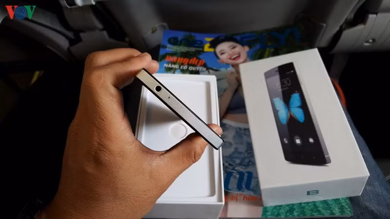 Cạnh phía trên của Bphone là giắc cắm tai nghe 3,5mm và micro.