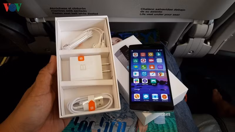 Bên dưới của hộp sản phẩm là kèm theo thay nghe, cáp sạc/kết nối máy tính và cục sạc với công nghệ sạc nhanh Quick Charge 2.0 của Qualcomm.