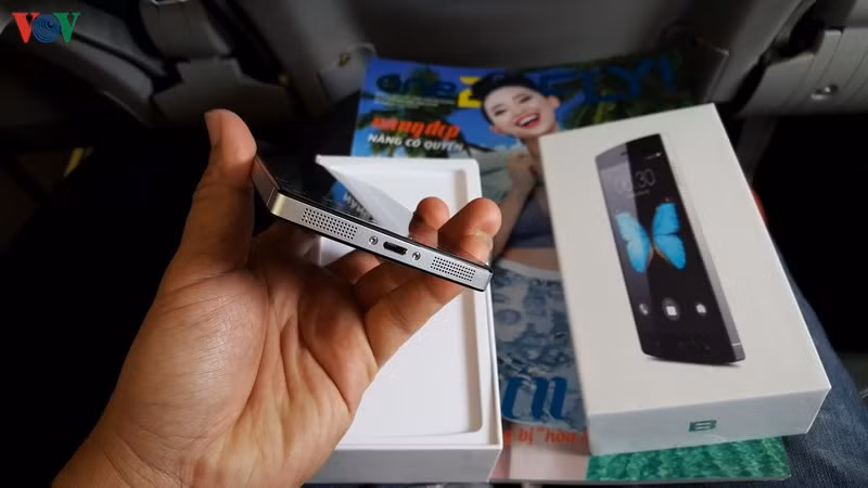 Cạnh dưới gồm 2 loa 2 bên được đục bằng các lỗ tròn đều, 2 ốc lục giác nhỏ nằm 2 bên cạnh giắc cắm cáp sạc.