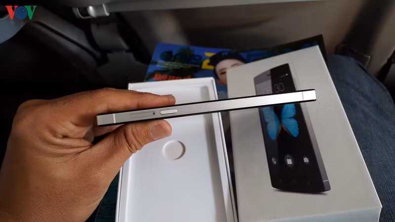 Cạnh phải là nút nguồn, kế bên phía trên là khe cắm thẻ nanoSIM.