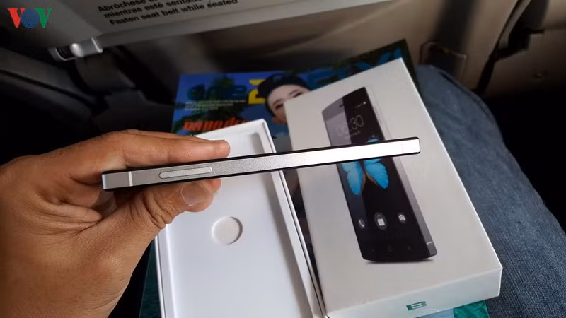 Cạnh trái Bphone là một nút thon dài để điều khiển âm lượng to và nhỏ, phím âm lượng này đồng thời là phím chụp hình khi bạn mở máy ảnh.