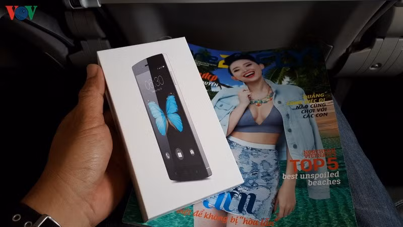 Đây là chiếc smartphone tốn không ít giấy mực của giới truyền thông gần đây. Và theo thông tin mới nhất từ Bkav cho biết, Bphone sẽ có phiên bản cập nhật BOS mới ngay trong tuần này (vào thứ Sáu 24/7/2015). Việc cập nhật này sẽ hoàn toàn tự động và giúp cho Bphone hoạt động ổn định hơn. Hộp đóng gói Bphone khi chưa mở ra, mặt trước hộp sản phẩm được in hình chiếc điện thoại đen tuyền với màn hình nền là một chú bướm màu xanh.