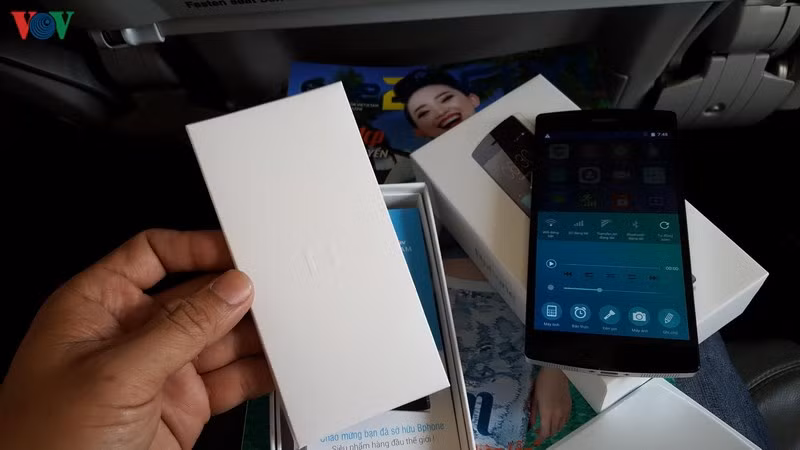 Bên trong gói giấy màu trắng có chữ B in nổi là dụng cụ đẩy khe SIM, và tờ hướng dẫn "Khám phá Bphone". Tờ hướng dẫn này giúp bạn khám phá, biết được các thao tác thông minh khi xem phim, nghe nhạc, duyệt web, mớ đèn pin, nhắn tin nhanh, gọi điện nhanh...