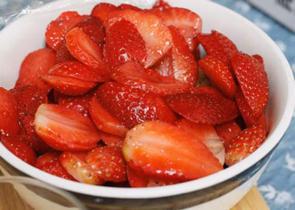 Bạn nên ăn cả trái dâu, hoặc đợi đến khi ăn mới cắt chúng. Các loại dâu được đông lạnh ngay sau khi hái lại tốt hơn vì các chất dinh dưỡng được lưu giữ lại đầy đủ trong trái.