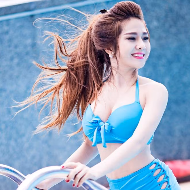 DJ Ny Saki, tên thật là Huỳnh Kiều Ni, sinh năm 1995, đến từ Vĩnh Long. Đam mê âm nhạc từ nhỏ, Ny Saki cho biết, cô từng bỏ học ngành Y để theo nghề DJ. Hiện trang cá nhân của 9X hút hơn 40.000 người theo dõi.