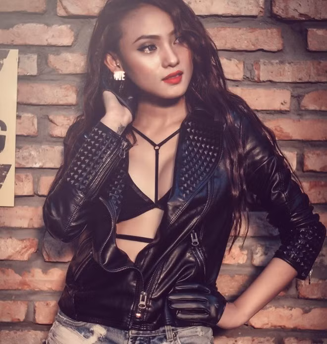 7 năm trong thế giới DJ hào nhoáng, đầy cạm bẫy, Anh Thảo thú nhận, có khi cô không còn nhận ra chính mình. Dù vậy, cô gái 22 tuổi cho hay, cô chấp nhận "mạo hiểm" đi theo con đường này vì đam mê và mưu sinh.