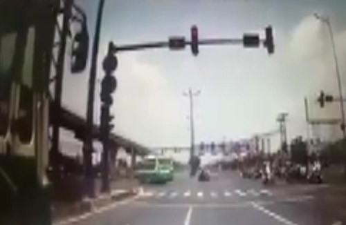 Xe buyt Quyet Thang vuot den do suyt gay tai nan tham khoc