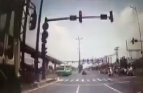 Xe buyt Quyet Thang vuot den do suyt gay tai nan tham khoc