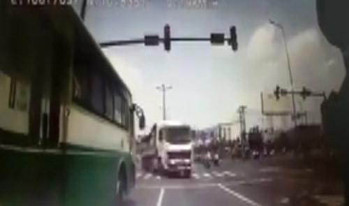 Xe buyt Quyet Thang vuot den do suyt gay tai nan tham khoc-Hinh-2