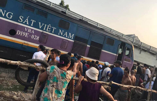 Canh sat cuu nguoi dan ong ket duoi gam tau hoa bang... dau an