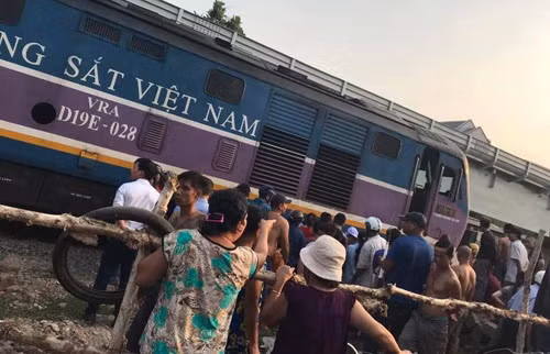 Canh sat cuu nguoi dan ong ket duoi gam tau hoa bang... dau an