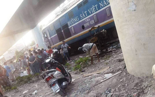 Canh sat cuu nguoi dan ong ket duoi gam tau hoa bang... dau an-Hinh-3