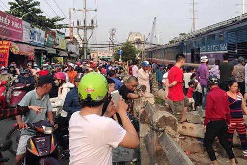 Canh sat cuu nguoi dan ong ket duoi gam tau hoa bang... dau an-Hinh-4