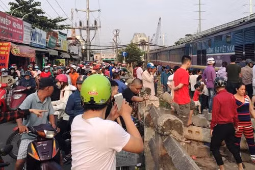 Canh sat cuu nguoi dan ong ket duoi gam tau hoa bang... dau an-Hinh-4